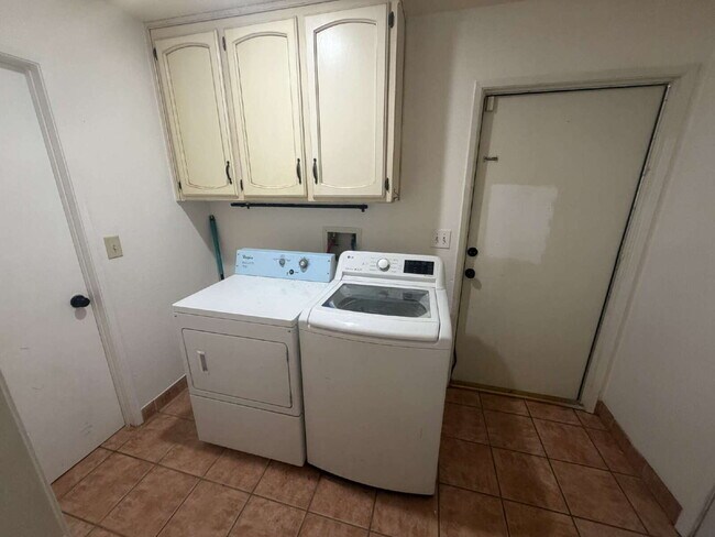 Building Photo - Beautiful 3 Bed / 2 Bath Home with Backyard Oasis & Pool!