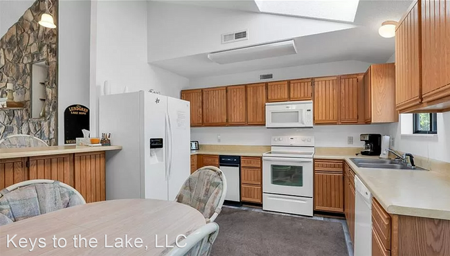 Building Photo - 3 br, 2 bath House - 821 Winn Rd #10L