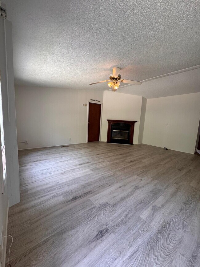 Building Photo - Spacious 3-Bed, 2-Bath Home in Greenville ...