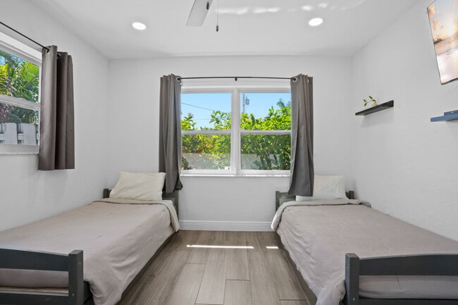 Building Photo - 2023 NE 15th Ave