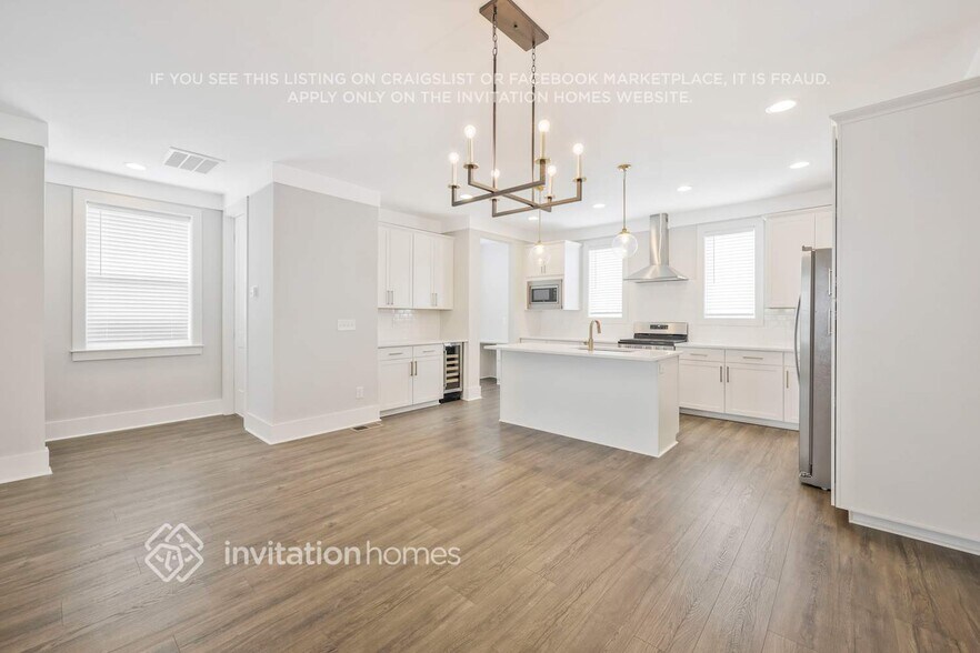 Building Photo - 647 Vernon Ave