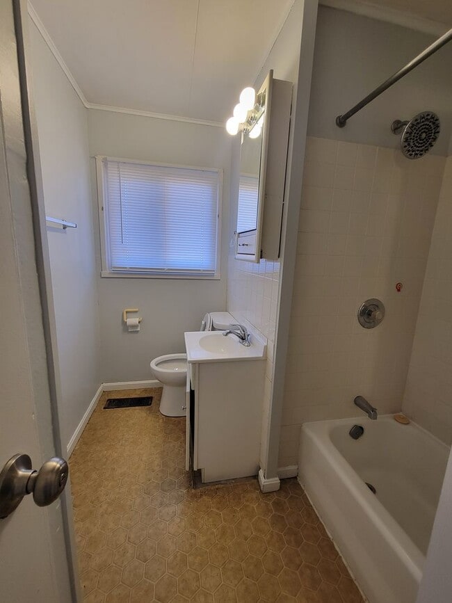 Building Photo - 3 Bd - 2 Ba near Hessel Park