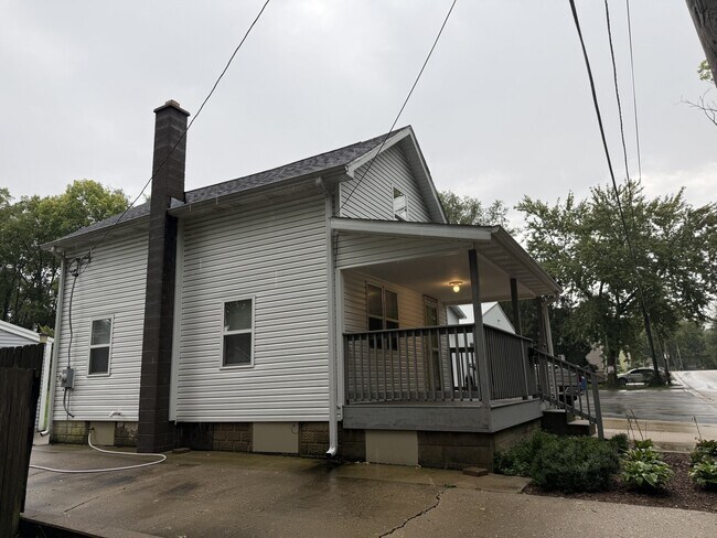 Building Photo - 606 Monroe Ave