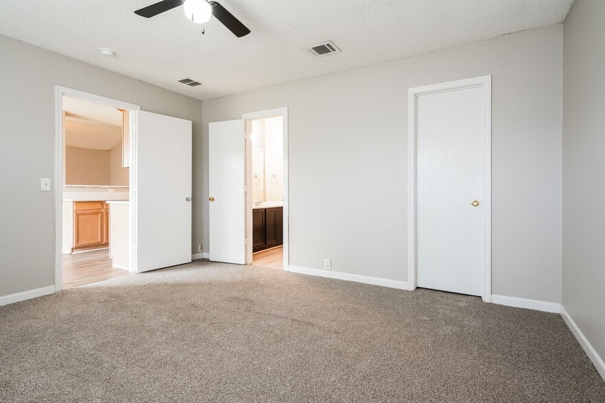 Building Photo - 6901 Baybridge Dr