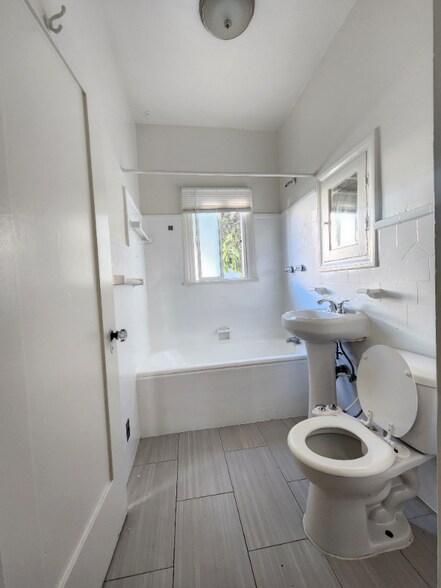 Building Photo - 2025 Cheremoya Ave