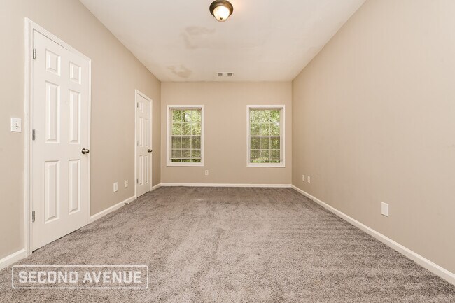 Building Photo - 225 Riverbend Dr