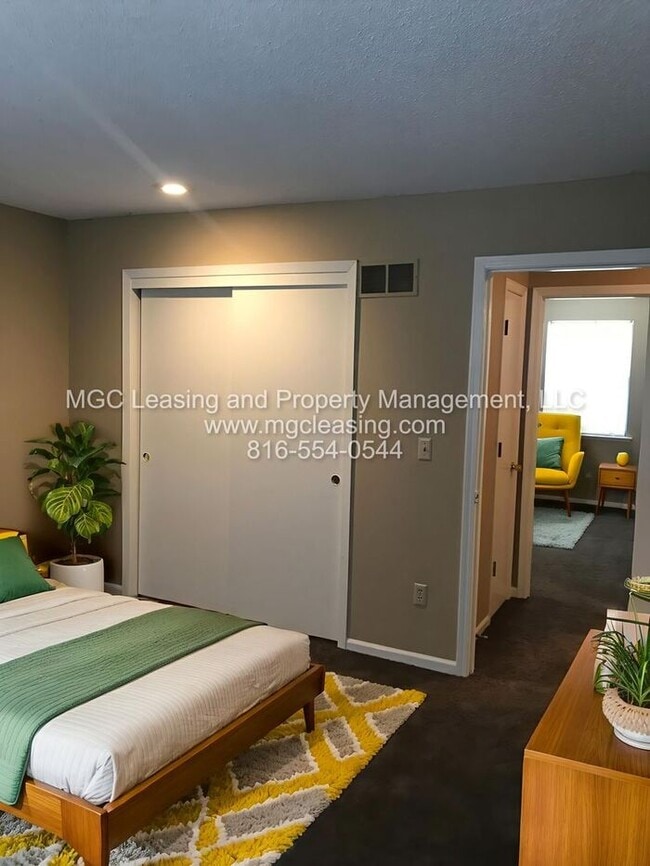 Building Photo - Lee's Summit Townhome - Available Now - Pa...