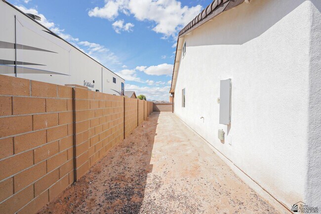 Building Photo - 11762 Gila St