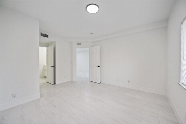 Building Photo - 1165 Golden Lakes Blvd