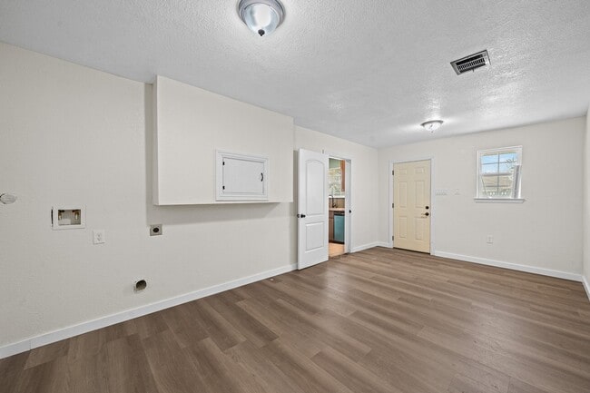 Building Photo - 6911 Sherwood Dr