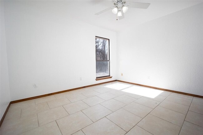 Building Photo - 2400 Northwood Ln