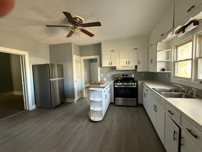 Building Photo - Beautifully remodeled 2 bedroom with HUGE ...