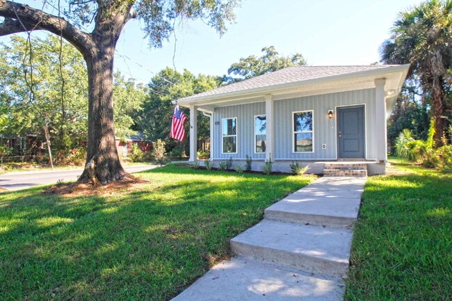 Building Photo - Brand New Construction in Downtown Pensacola!