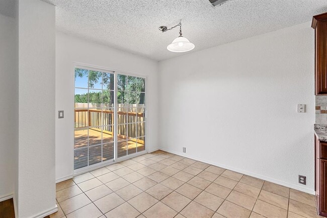 Building Photo - 2204 Coats Cir