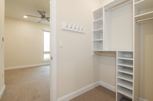 Building Photo - 1825 N Bouvier St