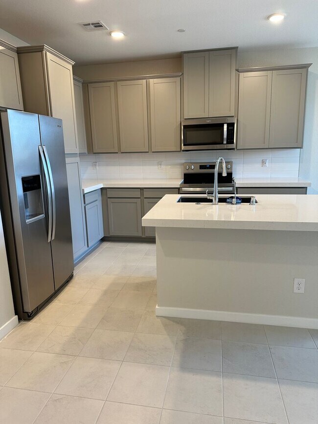 Building Photo - Brand New Town Home!