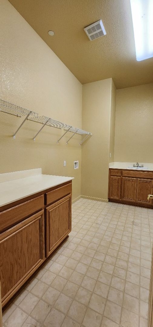 Building Photo - Beautiful Ideal Family Home: 3 Bedrooms, 2...
