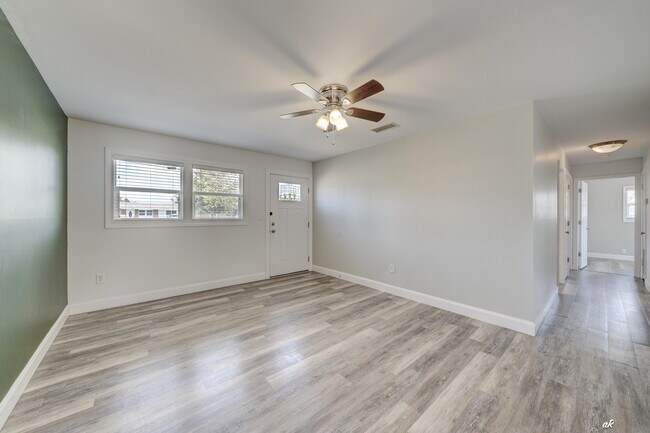 Building Photo - 3105 W 21st Ct