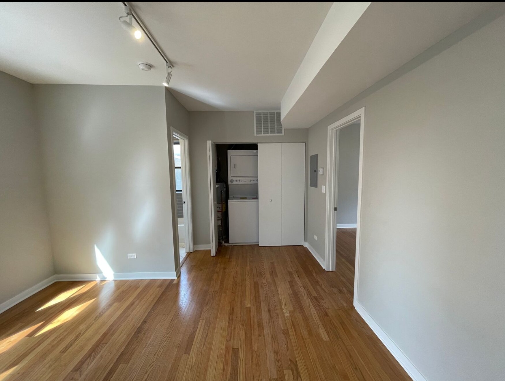Living Room (In Unit Laundry) - 3225 W Catalpa Ave