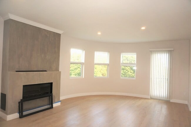 Building Photo - 99 Moody St