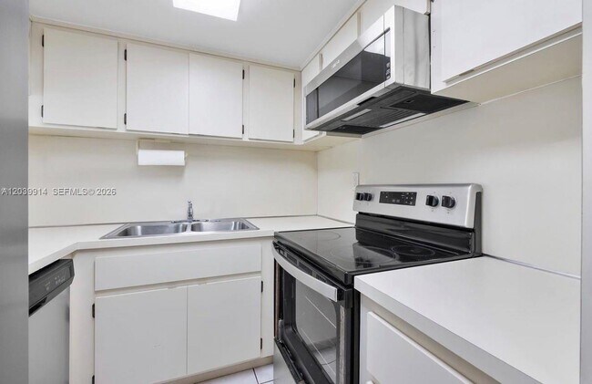 Building Photo - 995 SW 84th Ave