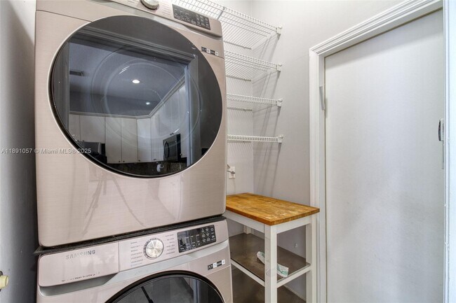 Building Photo - 3810 SW 51st St