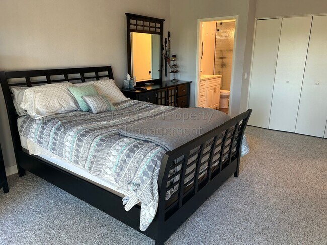 Building Photo - Beautiful 3 bed / 2.5 bath Townhome in Carlsbad