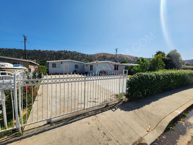 Primary Photo - 2 Bedroom, 1 bathroom