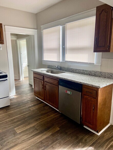 Building Photo - 516 10th Ct S