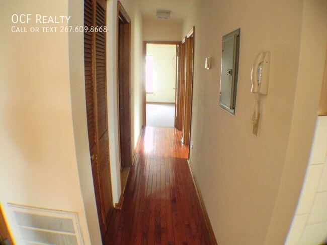Building Photo - Graduate Hospital Three Bedroom / One Bath...