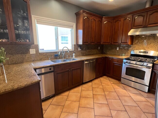 Kitchen - Granite Countertops - 6947 Jellico Ave