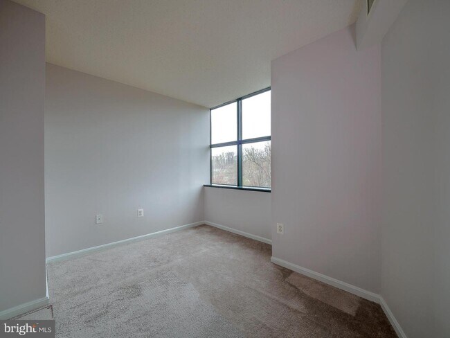 Building Photo - 10101 Grosvenor Pl