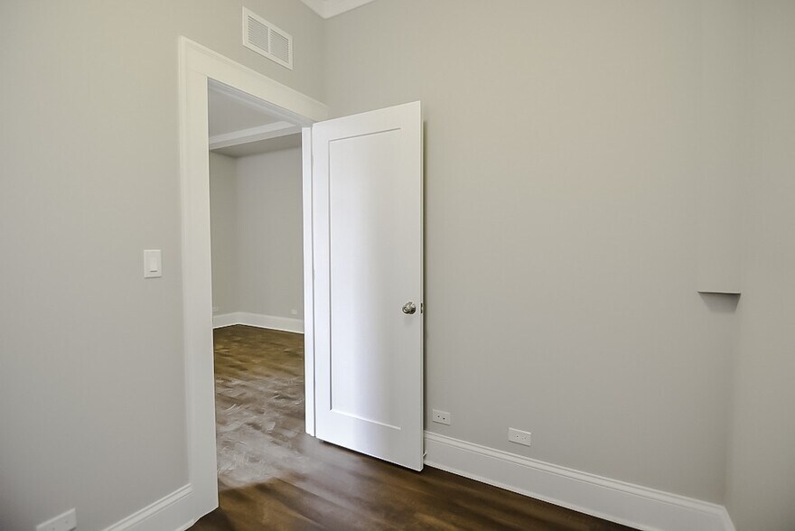 Building Photo - 817 W Lakeside Pl