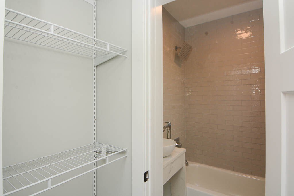 Building Photo - 510 W Belmont Ave