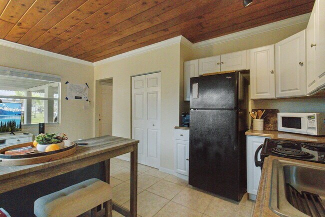 Building Photo - 614 N 7th St