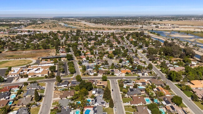 Building Photo - 605 N El Rio Dr