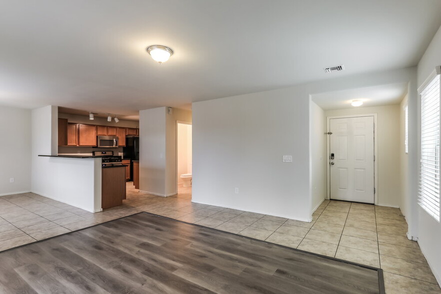 Building Photo - 910 W Calle Arroyo Norte