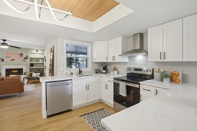 Building Photo - 3911 King Dr