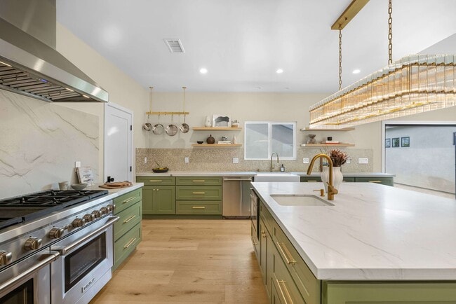 Building Photo - Eastside Gem - Fully Remodeled Modern Contemporary on Coveted Horseshoe Street