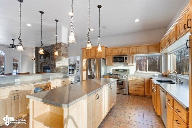 Building Photo - Gorgeous Palmer Home!