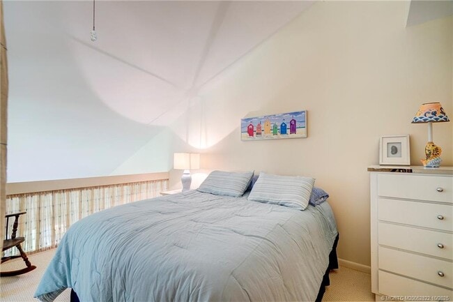 Building Photo - 233 NE Edgewater Dr