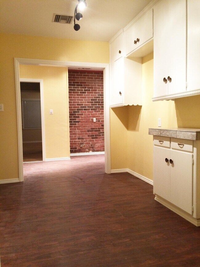 Building Photo - 1831 N Hollywood Way