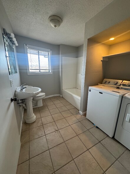 Building Photo - 264 Knoll Dr