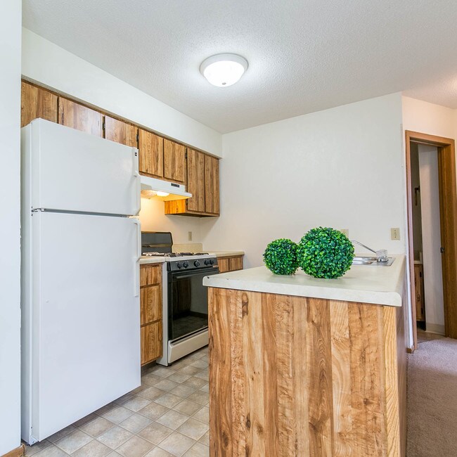 Chesterfield of Maumee 1372 Picadilly Ln Maumee OH 43537 Apartment