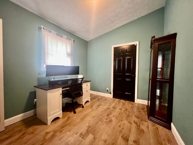 Building Photo - Updated charming home in Jax