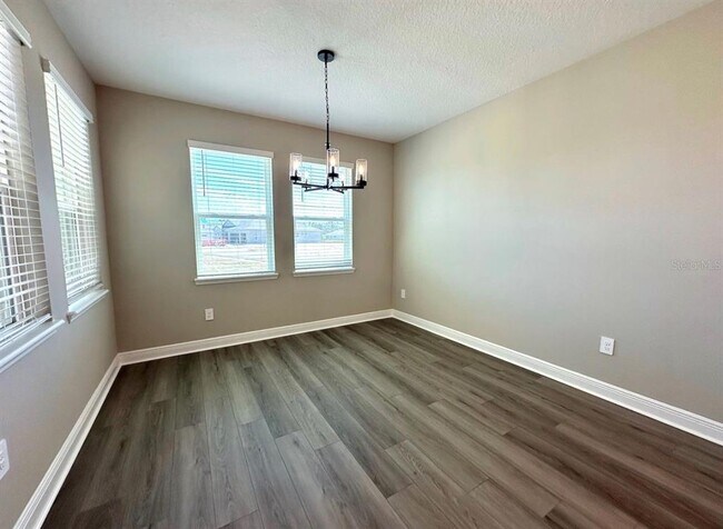 Building Photo - 2122 Divot Dr
