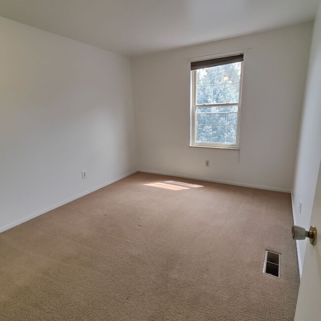 Building Photo - Two Bedroom Condo For Rent In Downtown Bou...