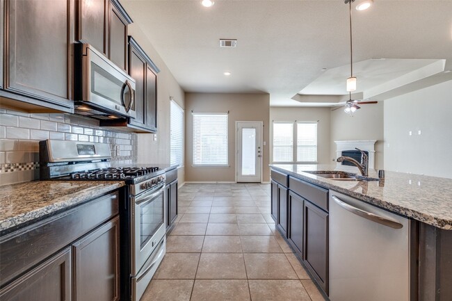 Building Photo - 2025 Lake Vista Dr