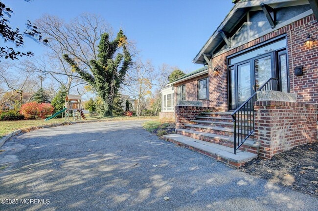 Building Photo - 589 Westwood Ave