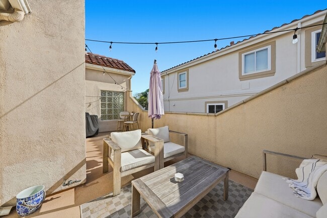 Building Photo - 125 S Juanita Ave